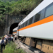 Treni del nga shinat në Tajvan! Përplaset me kamionin, 36 viktima, dhjetra të plagosur