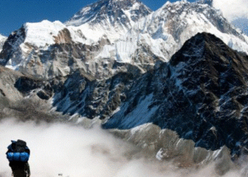 COVID-19 ‘arrin’ majën më të lartë të botës, konfirmohen rastet e para me virus në Everest