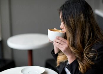 Britania dhe Italia çelin nismën: Kafe në lokal por me filaxhan me vete