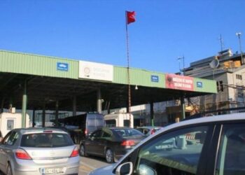 Kosovarët ‘dynden’ drejt Shqipërisë për fundjavë pas vendimit për mbyllje