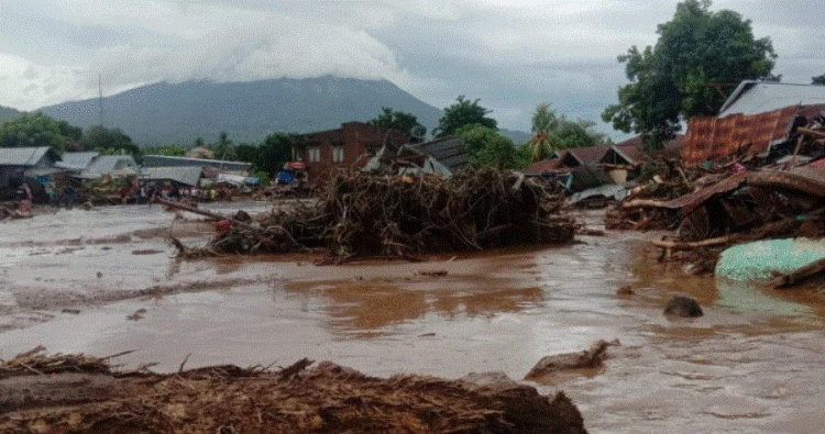 Cikloni tropikal godet Indonezinë, shënohen 76 viktima