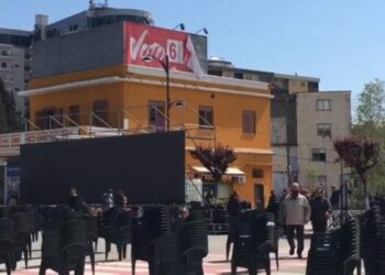 Bashkia e Fierit u heq banerat për shkak të takimit të Ramës, reagon LSI