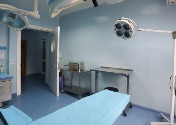 Fier/ 30-vjeçarja humb jetën në sallën e lindjes, familja denoncon mjekët