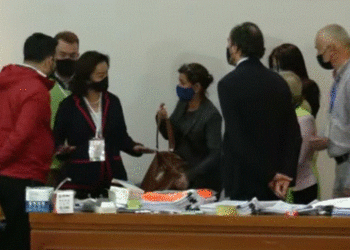 Ambasadorja Yuri Kim vëzhgon numërimin në KZAZ-në Nr.39