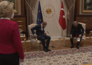 Incidenti që shkaktoi trazira diplomatike, MOMENTI kur Erdogan dhe Michel ulen, von der Leyen ngelet në këmbë