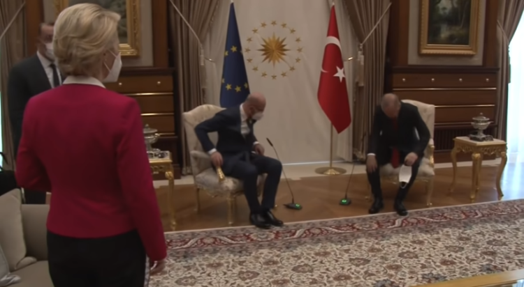 Incidenti që shkaktoi trazira diplomatike, MOMENTI kur Erdogan dhe Michel ulen, von der Leyen ngelet në këmbë