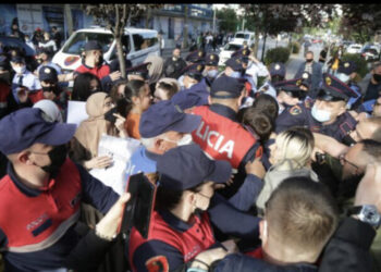 “Çlironi Palestinën!”, tensione mes protestuesve dhe policisë në Tiranë, momentet e konfrontimit fizik me efektivët