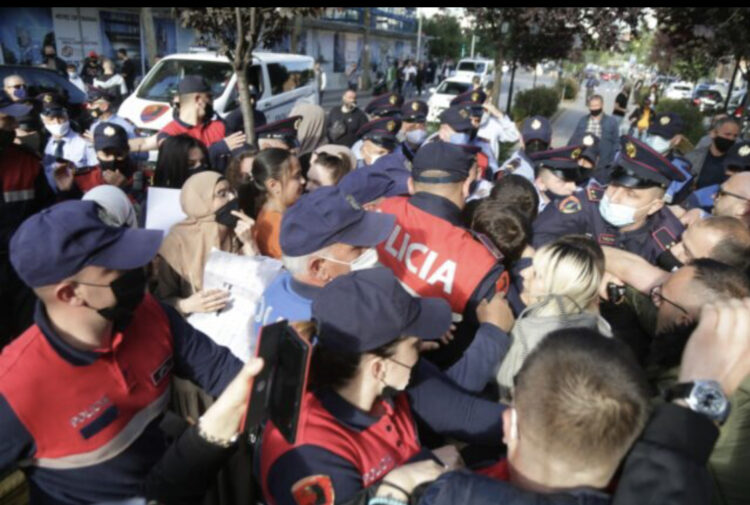 “Çlironi Palestinën!”, tensione mes protestuesve dhe policisë në Tiranë, momentet e konfrontimit fizik me efektivët