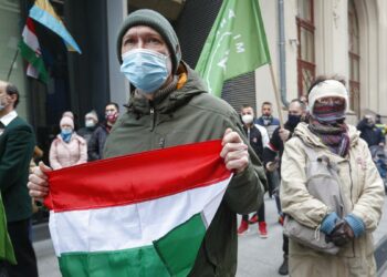 “Erdhi koha t’i themi lamtumirë maskave”, kryeministri hungarez: Mundëm valën e tretë të Covid