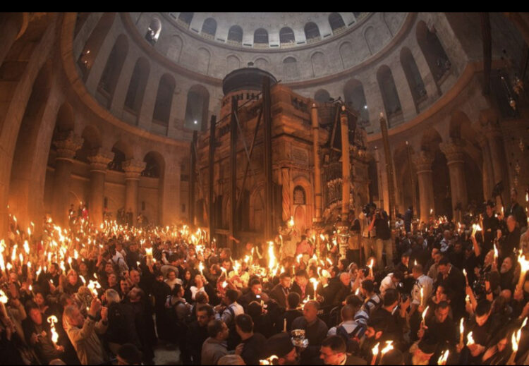 Besimtarët ortodoksë në të gjithë botën kremtojnë Pashkët