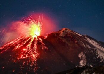 VIDEO/ Shpërthim i fortë vullkanik në Itali, turistët shijojnë pamjet