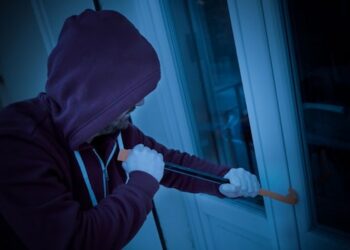 LAJMI I FUNDIT/ Grabitet një banesë tek ‘Shallvaret’, autorët marrin para dhe bizhuteri