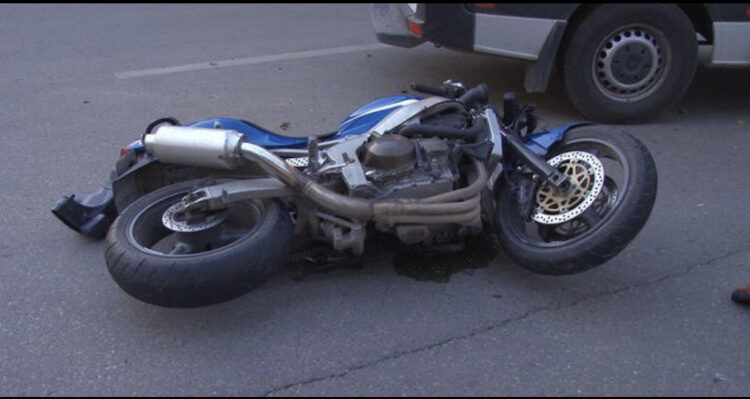 Aksident në Sarandë, makina përplaset me motoçikletën