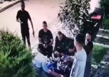 Vrau shokun mbrëmë në Tiranë, vetëdorëzohet autori