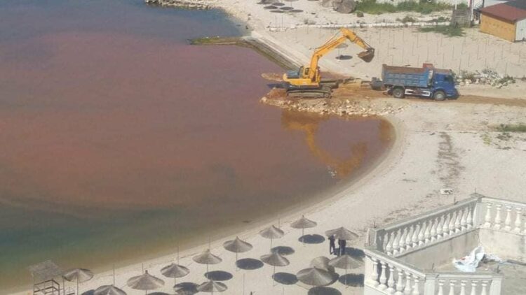 FOTO/ Perla e Jugut, Saranda, po shkatërrohet nga babëzia e ‘dorës së njeriut’