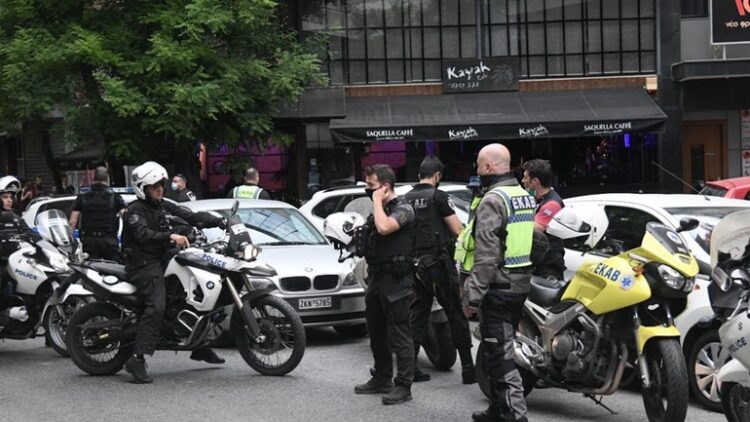 Shqiptari i vrarë në Athinë mbante antiplumb, autori iku me taksi