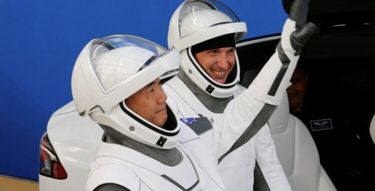 SpaceX kthen me sukses astronautët në Tokë