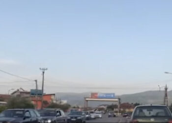 Kaos në autostradën Elbasan-Tiranë, qindra automjete të bllokuara në trafik