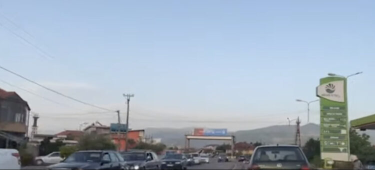 Kaos në autostradën Elbasan-Tiranë, qindra automjete të bllokuara në trafik