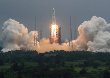 Rrezikoheshin disa vende, mbetjet e raketës kineze bien në Oqeanin Indian