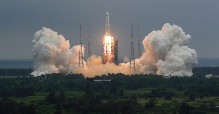 Rrezikoheshin disa vende, mbetjet e raketës kineze bien në Oqeanin Indian