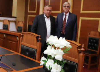 Kuvendi mban heshtje në nder të Bashkim Finos, në tavolinën e tij vendosen lule të bardha