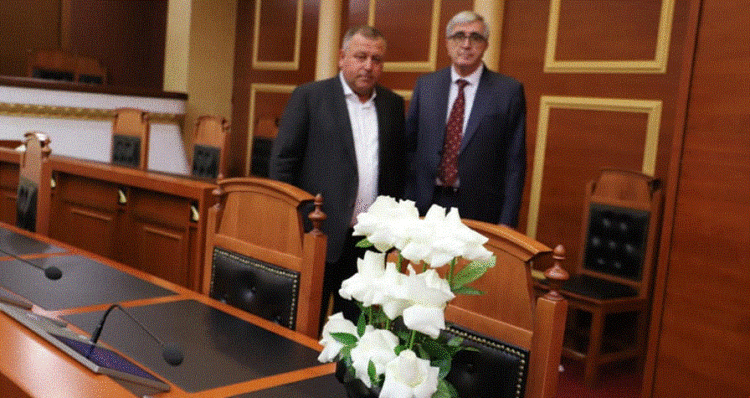 Kuvendi mban heshtje në nder të Bashkim Finos, në tavolinën e tij vendosen lule të bardha