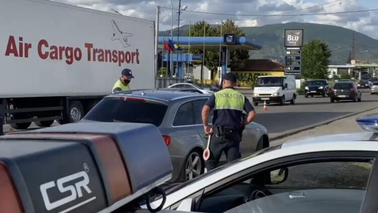 Vrasja e Everest Çakës, Policia postoblloqe në hyrje të Elbasanit! Kontrolle makinave dhe qytetarëve