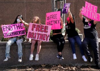 Babai i Britney Spears sërish akuza për të bijën