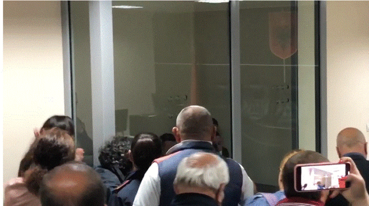 Ndihmuan skafistin me 55 klandestinë, Gjykata lë në burg 5 rojet bregdetare(VIDEO+ FOTO)