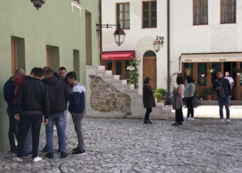 I detyrojnë të mbyllen para orës policore, lokalet në zonën historike në Vlorë ngrihen në protestë