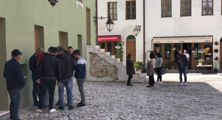 I detyrojnë të mbyllen para orës policore, lokalet në zonën historike në Vlorë ngrihen në protestë