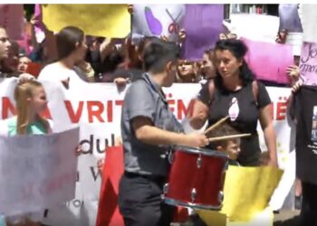 “Eduko djalin”, protestë në Tiranë pas përdhunimit të së miturës: Edukata seksuale të nisë në shkolla