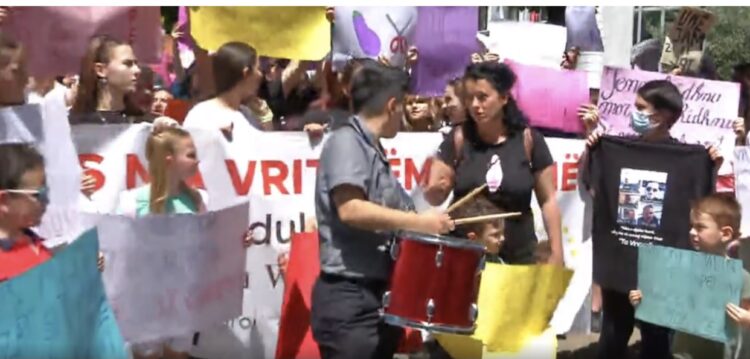 “Eduko djalin”, protestë në Tiranë pas përdhunimit të së miturës: Edukata seksuale të nisë në shkolla
