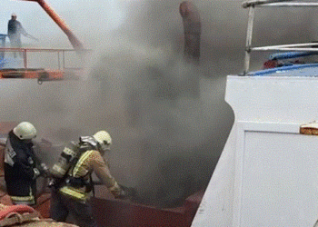 VIDEO/ Përfshihet nga flakët një peshkarexhë në Vlorë