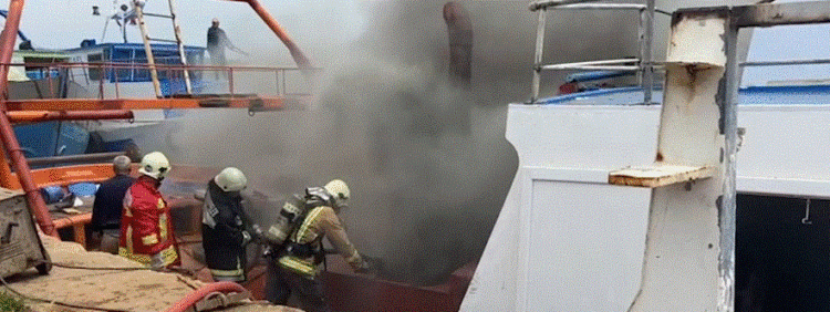 VIDEO/ Përfshihet nga flakët një peshkarexhë në Vlorë