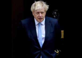 Covid në Britani, Johnson relaksohet: Nga e hëna përqafime për miqtë dhe familjen