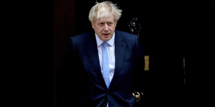 Covid në Britani, Johnson relaksohet: Nga e hëna përqafime për miqtë dhe familjen