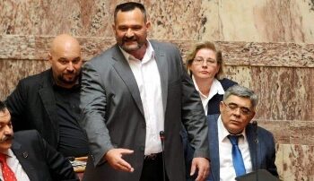 U dënua me rreth 14 vite burg për udhëheqjen e organizatës kriminale, eurodeputeti i “Agimit të Artë” ekstradohet në Greqi