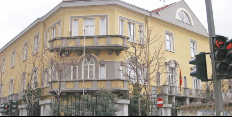 Ministria e Arsimit: Viti shkollor 2021-2022 fillon në 13 shtator dhe mbaron në 8 qershor