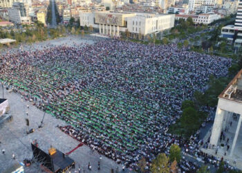 Myslimanët kremtojnë sot Fiter Bajramin, mijëra besimtarë mbushin sheshin “Skënderbej”