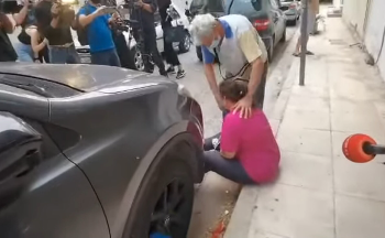 VIDEO PREKESE/ Nëna e shqiptarit të vrarë në Athinë vajton në mes të rrugës