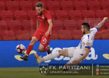 Betejë emocionuese pa gola, Tirana “stërkëmbës” Partizanit në derbi