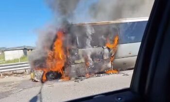 (FOTO) Shpërthen në flakë minibusi në Kavajë