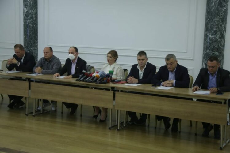 Formohet grupi kundër Bashës me ish-Presidentin dhe ish-ministra: Basha të dorëhiqet