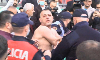 Incident në ceremoninë e faljes së Fitër Bajrami, 40-vjeçari tentoi të vetëdigjet me benzinë