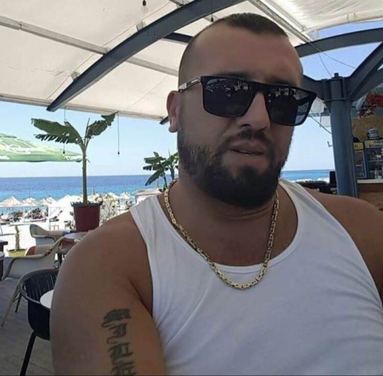 E rëndë/ Atentat mafioz në Vlorë, ekzekutohet në pritë 35-vjeçari. Del fotoja