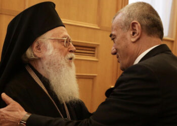 Ruçi uron besimtarët ortodoksë: Shëndet dhe lumturi në vatrat familjare