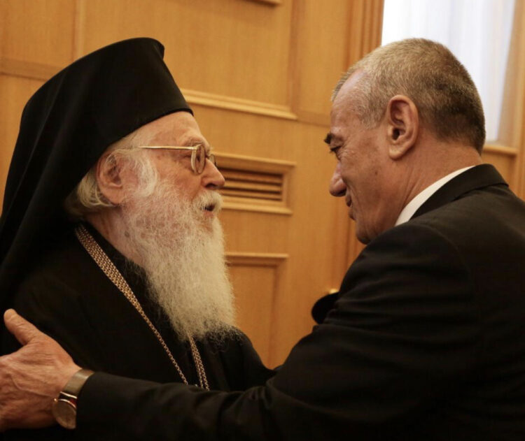 Ruçi uron besimtarët ortodoksë: Shëndet dhe lumturi në vatrat familjare