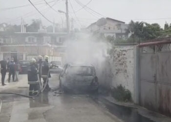 LAJMI I FUNDIT/ Makina shkrumbohet nga zjarri në Vlorë,  momentet e ndërhyrjes së zjarrfikëseve